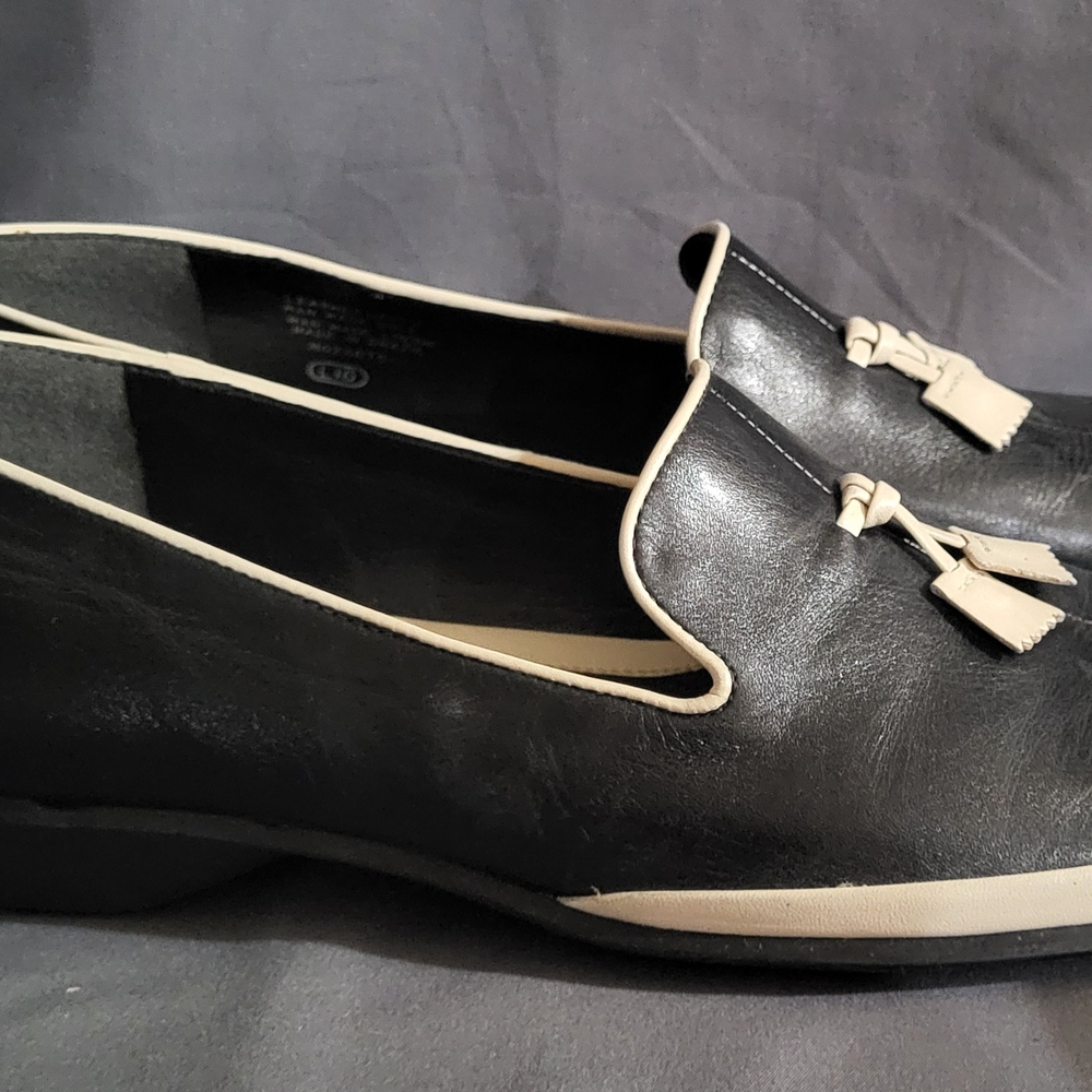 Elegant Black Leather Loafers with Tassel Accents - Picture 2 of 7